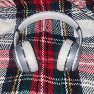 Beats solo 3- Silver and White